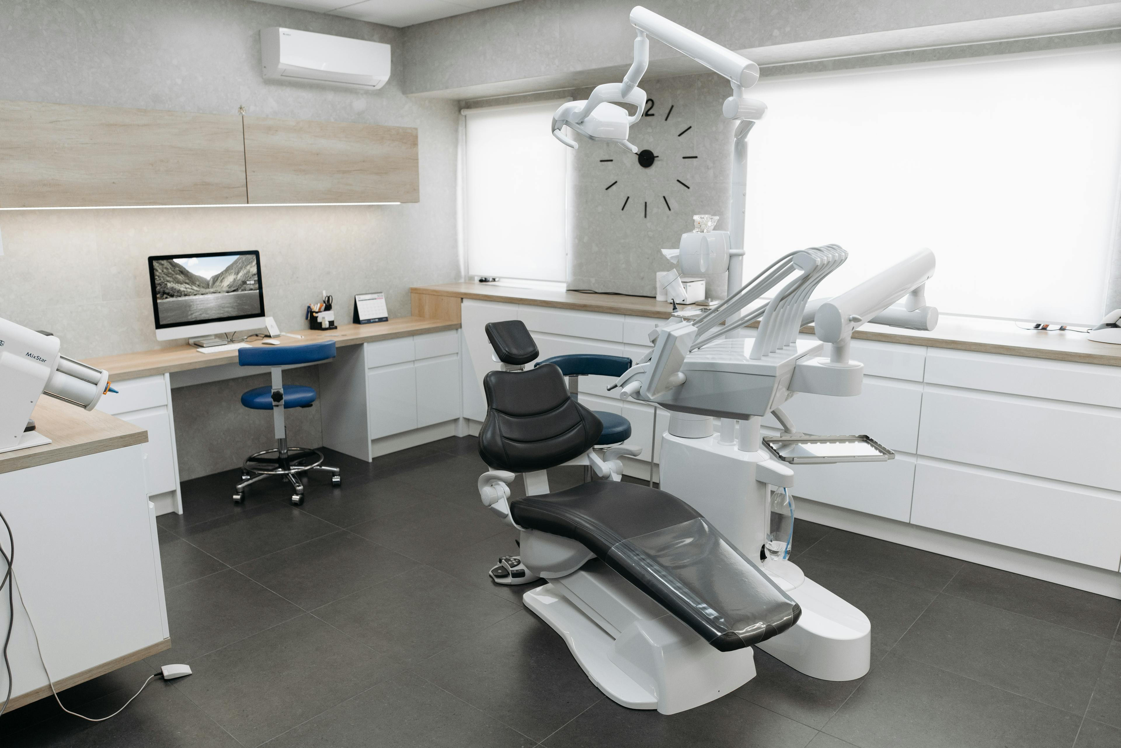 Consultorio premium de Clínica Sonrisa Premium — silla dental moderna con tecnología avanzada